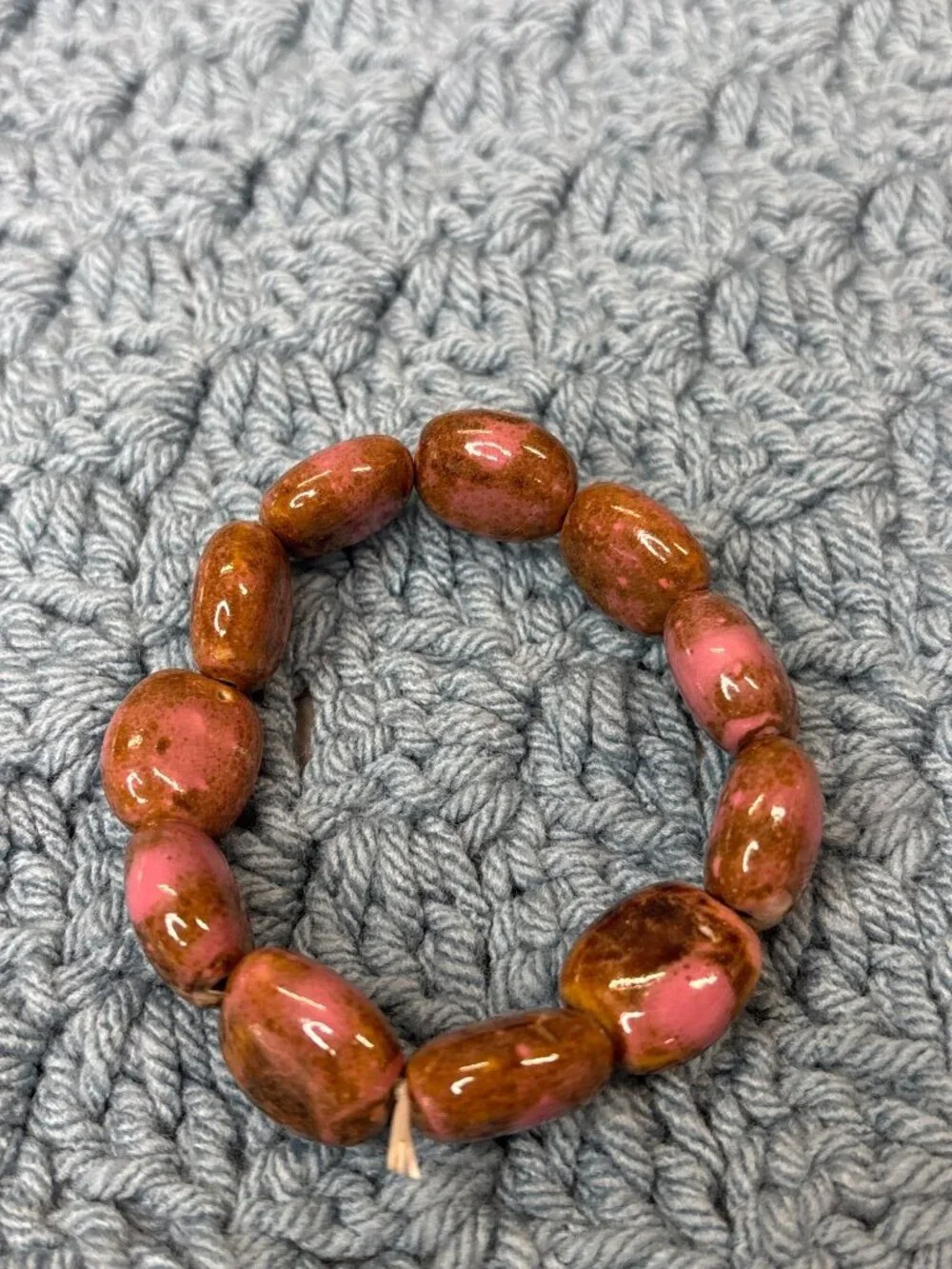 Ceramic Beaded Stretchy Bracelet Brown Pink 6.75 inches Unstretched - Picture 2 of 2